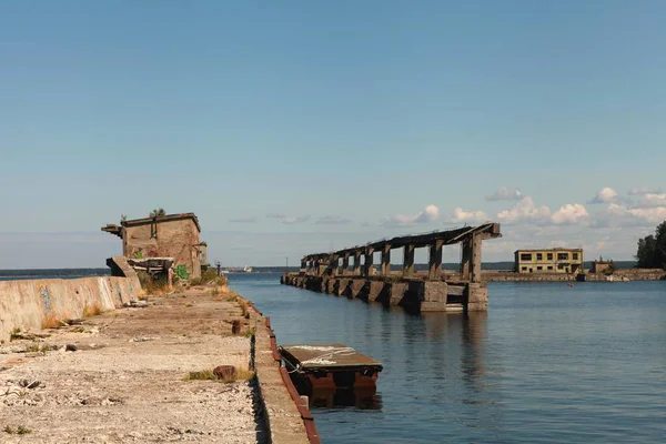 Hara, Estônia - 9 de junho de 2019: Base de reparo de submarinos soviéticos abandonados no Hara Harbour, Costa Norte da Estônia, Mar Báltico no verão — Fotografia de Stock