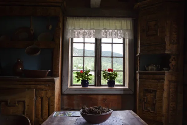 오래 된 시골 내부, 목재로 만든 집 interior.wood house interior.issinbird 스타일. — 스톡 사진