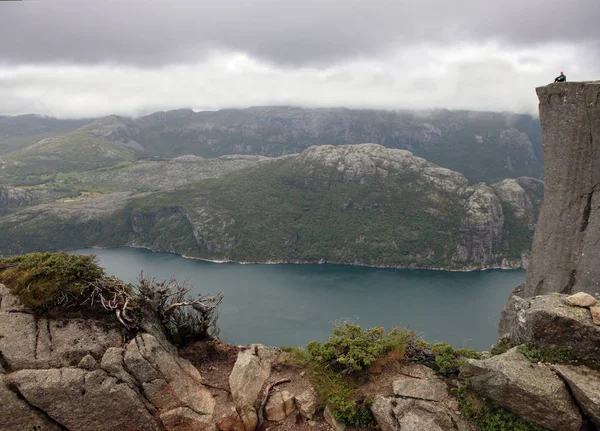 Preikestolen, die berühmteste Touristenattraktion in Ryfylke, ragt 604 m über den Lysefjord empor. Klippe in Norwegen - Natur und Reisen — Stockfoto