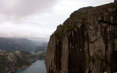 Fiyort Lysefjord, Norveç 'teki Cliff Preikestolen' dan manzara: Doğa ve seyahat geçmişi. Tatil konsepti. Granit kayalar ve dağlar