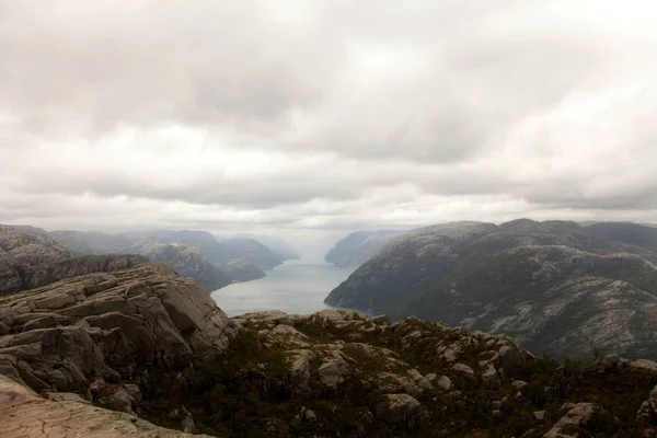 Blick von der Klippe Preikestolen in Fjord Lysefjord - Norwegen - Natur und Reisehintergrund. Ferienkonzept. Granitfelsen und Berge — Stockfoto