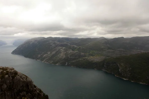 Blick von der Klippe Preikestolen in Fjord Lysefjord - Norwegen - Natur und Reisehintergrund. Ferienkonzept. Granitfelsen und Berge — Stockfoto