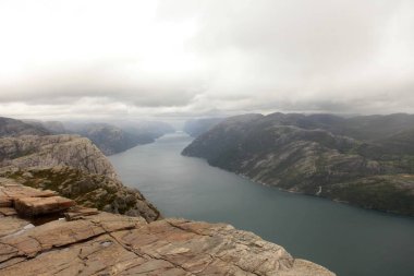 Kürsü Kayası 'ndan manzara, yükselen yoldan manzara, Lysefjord, Norveç