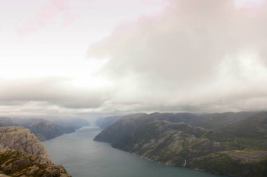 Kürsü Kayası 'ndan manzara, yükselen yoldan manzara, Lysefjord, Norveç