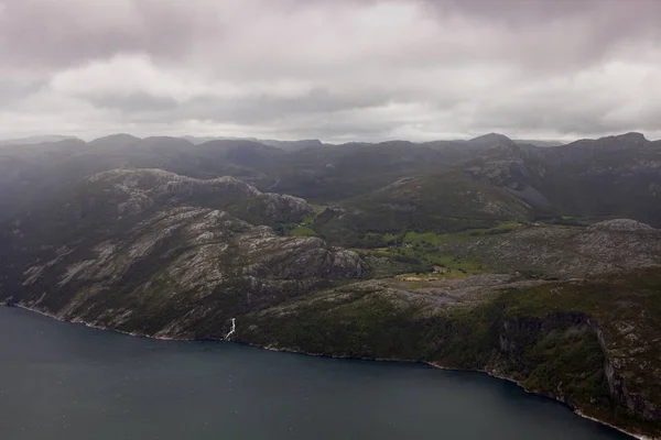 Blick vom Kanzelfelsen, Blick vom aufsteigenden Pfad, Lysefjord, Norwegen — Stockfoto
