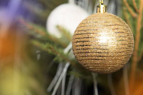 Boules de Noël avec ruban bouclé sur l'arbre de Noël. En gros plan — Photo