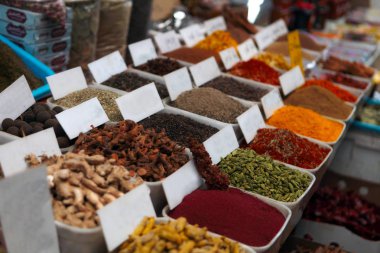 Türler, malzemeler Akka 'nın sokak pazarında çay çiçekleri ve sabunlar