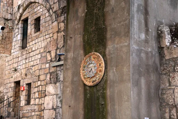 Adorateurs au Mur Occidental à Jérusalem, Israël. Le mur est l'un des sites les plus saints du judaïsme, à l'exception du Mont du Temple lui-même . — Photo