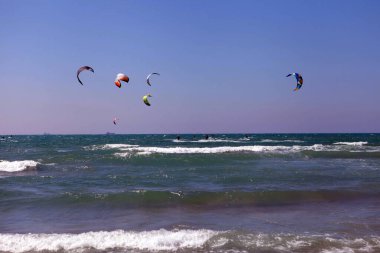 Sahilde sörf yapan bir grup genç sörfçü, sağlıklı bir yaşam tarzı. İsrail, Hayfa 'da yaz tatili konsepti.