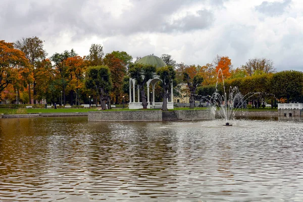 Wunderschöne Allee mit frischen Frühlingsbäumen im Park namens kadriorg in der estnischen Stadt Tallinn — Stockfoto