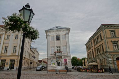 Tartu, Estonya - 30 Temmuz 2020: Tartu Sanat Müzesi, Tartu 'daki Raekoja meydanında yer alan Leaning House, Güney Estonya' daki en büyük sanat müzesidir..