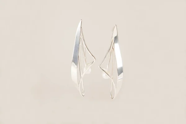 白色背景的两只漂亮的银耳环 — 图库照片