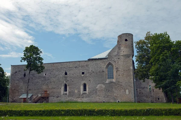 帕迪斯的西斯特恩斯修道院的废墟爱沙尼亚、欧洲。废墟现在成了博物馆。全面修复了以前的修道院建筑群. — 图库照片