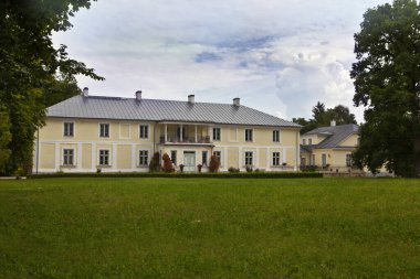 PADISE, ESTONIA - 22 Temmuz 2020: Estonya kırsalındaki 18. yüzyıldan kalma Padise Manor. Malikane Tallinn 'e 50 km uzaklıkta, Keila-Haapsalu karayolunda yer alıyor.
