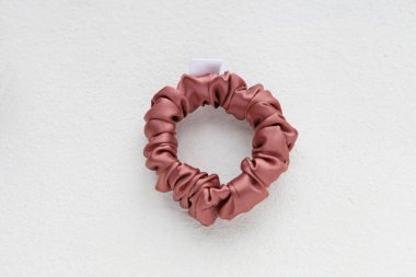 Mercan pembesi saç aksesuarları - beyaz zeminde izole edilmiş ipek pembe tırmık. Kadın için düz saç ve aksesuar - Renkli saç tokaları, Tekstil Lastik saç bantları