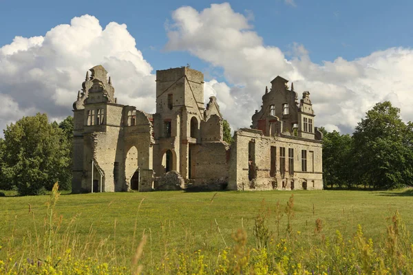 UNGRU, ESTONIA - 30 de julio de 2020: Ruinas de edificios neobarrocos de la mansión Ungru, Estonia. castillo de ungru en Estonia. Arquitectura del edificio de piedra caliza abandonada. —  Fotos de Stock