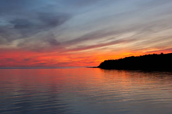 Prachtige wolkenlandschap zonsondergang vanaf het strand. rode zonsondergang en wolken — Stockfoto