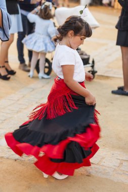 Tipik İspanyol bölgesel kostüm giyen dans arka görünümü çocuk. Flamenko. Andalucia. İspanya