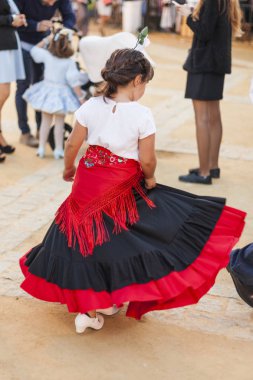 Tipik İspanyol bölgesel kostüm giyen dans arka görünümü çocuk. Flamenko. Andalucia. İspanya