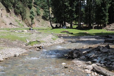 Kaşmir, Neelum Vadisi 'nde bulunan Taobat Bala' nın nefes kesici doğal ihtişamı. Bu bölgede yemyeşil ağaçlarla, yüksek dağlarla ve ışıl ışıl pınarlarla dolu çarpıcı bir vadi var..
