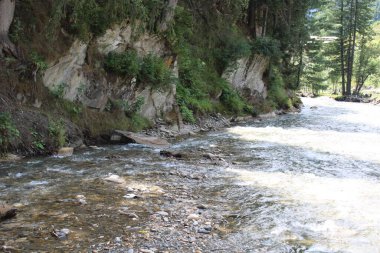 Kaşmir, Neelum Vadisi 'nde bulunan Taobat Bala' nın nefes kesici doğal ihtişamı. Bu bölgede yemyeşil ağaçlarla, yüksek dağlarla ve ışıl ışıl pınarlarla dolu çarpıcı bir vadi var..