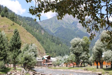 Kaşmir, Neelum Vadisi 'nde bulunan Taobat Bala' nın nefes kesici doğal ihtişamı. Bu bölgede yemyeşil ağaçlarla, yüksek dağlarla ve ışıl ışıl pınarlarla dolu çarpıcı bir vadi var..