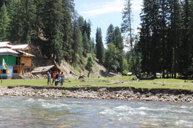 Kaşmir, Neelum Vadisi 'nde bulunan Taobat Bala' nın nefes kesici doğal ihtişamı. Bu bölgede yemyeşil ağaçlarla, yüksek dağlarla ve ışıl ışıl pınarlarla dolu çarpıcı bir vadi var..