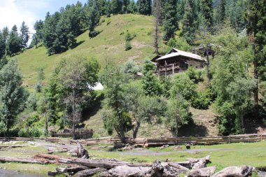 Kaşmir, Neelum Vadisi 'nde bulunan Taobat Bala' nın nefes kesici doğal ihtişamı. Bu bölgede yemyeşil ağaçlarla, yüksek dağlarla ve ışıl ışıl pınarlarla dolu çarpıcı bir vadi var..