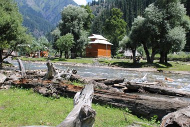 Kaşmir, Neelum Vadisi 'nde bulunan Taobat Bala' nın nefes kesici doğal ihtişamı. Bu bölgede yemyeşil ağaçlarla, yüksek dağlarla ve ışıl ışıl pınarlarla dolu çarpıcı bir vadi var..