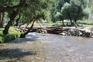 Kaşmir, Neelum Vadisi 'nde bulunan Taobat Bala' nın nefes kesici doğal ihtişamı. Bu bölgede yemyeşil ağaçlarla, yüksek dağlarla ve ışıl ışıl pınarlarla dolu çarpıcı bir vadi var..