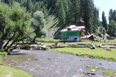 Kaşmir, Neelum Vadisi 'nde bulunan Taobat Bala' nın nefes kesici doğal ihtişamı. Bu bölgede yemyeşil ağaçlarla, yüksek dağlarla ve ışıl ışıl pınarlarla dolu çarpıcı bir vadi var..