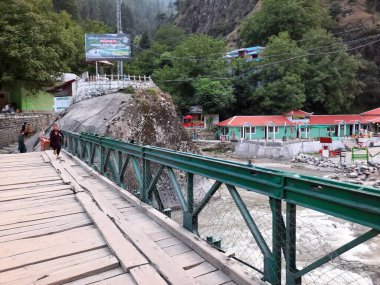 Neelum Vadisi 'nin pitoresk Kundal Shahi bölgesinde hızla akan bir şelalenin çarpıcı gündüz manzarası..