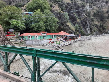 Neelum Vadisi 'nin pitoresk Kundal Shahi bölgesinde hızla akan bir şelalenin çarpıcı gündüz manzarası..