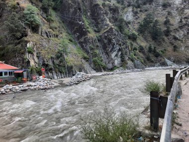 Neelum Vadisi 'nin pitoresk Kundal Shahi bölgesinde hızla akan bir şelalenin çarpıcı gündüz manzarası..