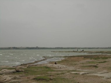 Jhimpir Sindh 'deki Keenjhar Gölü' nün çarpıcı gündüz perspektifi. Bu göl, önemi ve manzarası ile ünlüdür..
