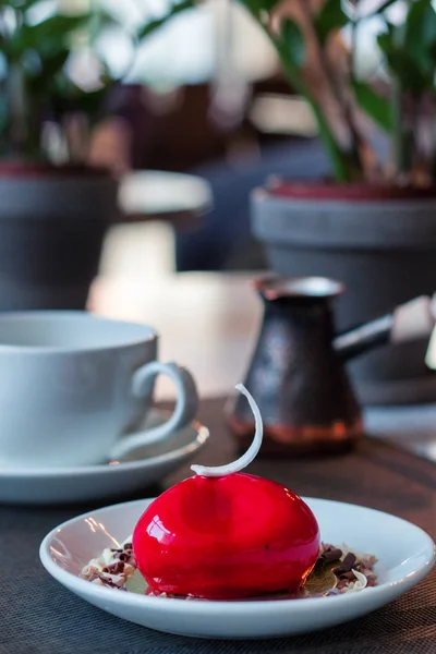 Kahvaltı için lezzetli kırmızı pasta