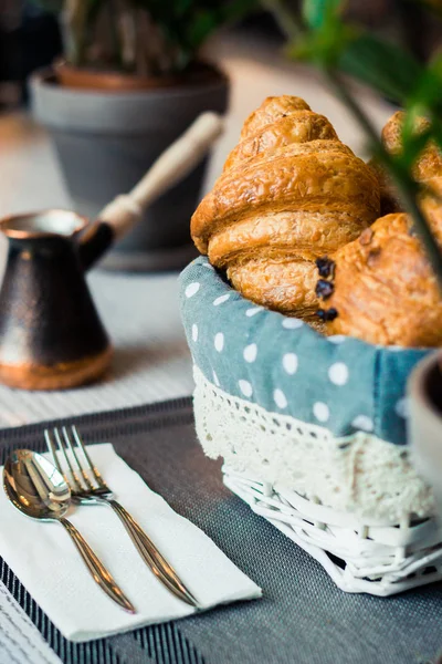 Kahve ile lezzetli crossiant yemiş olmak içindir