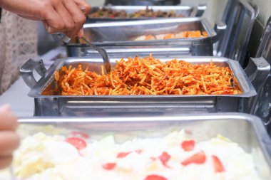 Patates dilimleri, davetliler için açık büfe menülerinden biri.