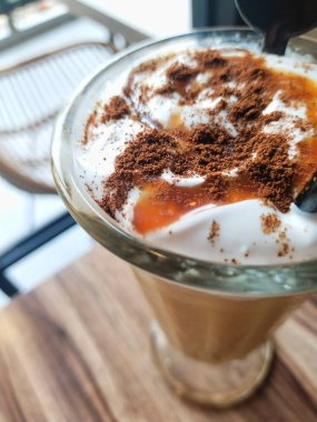 Kahve dükkanında taze ve lezzetli karamelli kahve.