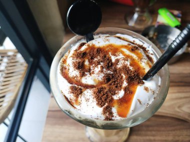 Kahve dükkanında taze ve lezzetli karamelli kahve.