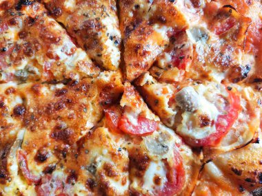 Sekiz dilim yumurta ve peynirli pizza, ahşap masada ev yapımı yemek tarifi.