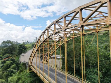 Metal yapı ve sarı kemer köprü köyler ve ormanlarla çevrili.