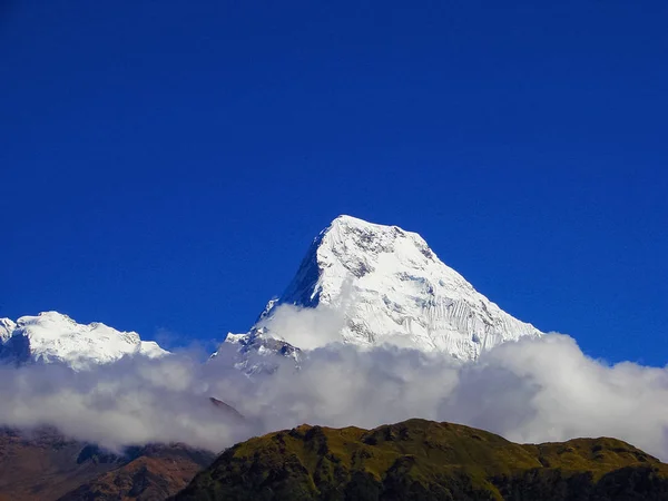 Chaîne de montagnes Annapurna dans les nuages . — Photo