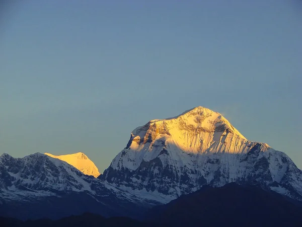 Annapurna mountain peaks in sunrise light. — Stock Photo, Image