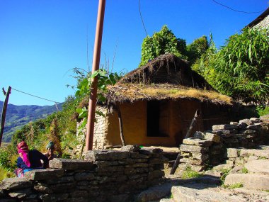 Himalayalar, Nepal - 22 Ekim 2008: İnsanlar çalışkan onların kil building yakınındaki. Annapurna - Nepal, Himalaya yürüyüş yolu.