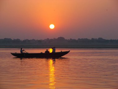 Hacılar kutsal Ganj Nehri tekne ile yüzer. Varanasi, Uttar Pradesh, Hindistan Sunrise.