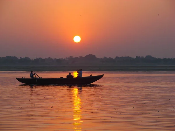 Pèlerins flottant en bateau sur la rivière sacrée du Gange. Lever de soleil à Varanasi, Uttar Pradesh, Inde . — Photo