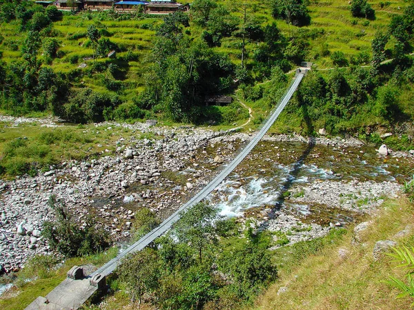 Ponte suspensa de passagem de metal do Himalaia . — Fotografia de Stock