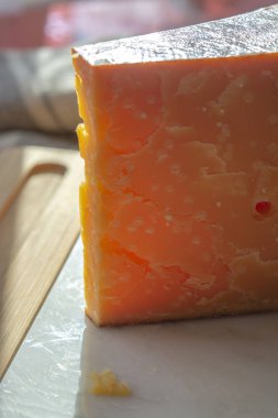 Güneş ışıklarında üç yaşında koyu sarı sert Hollanda peyniri