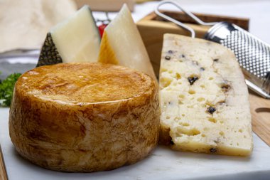 İtalyan pecorino peynirçeşitleri, sarı yaşlı, siyah pep ile